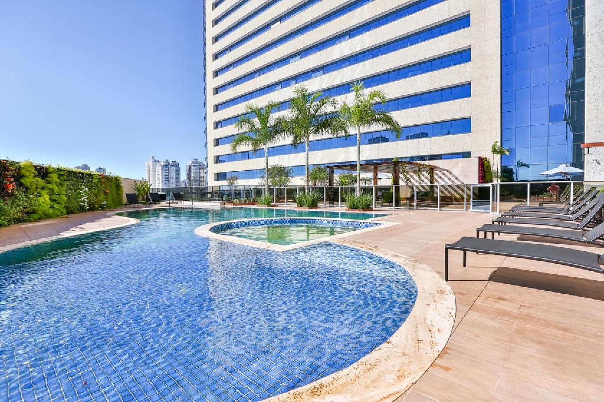 Hotel Clarion Goiânia Orion Extérieur photo The pool at the hotel