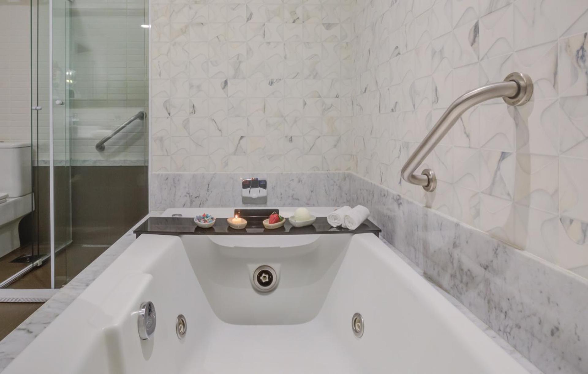 Hotel Clarion Goiânia Orion Extérieur photo A bathtub with a shower door