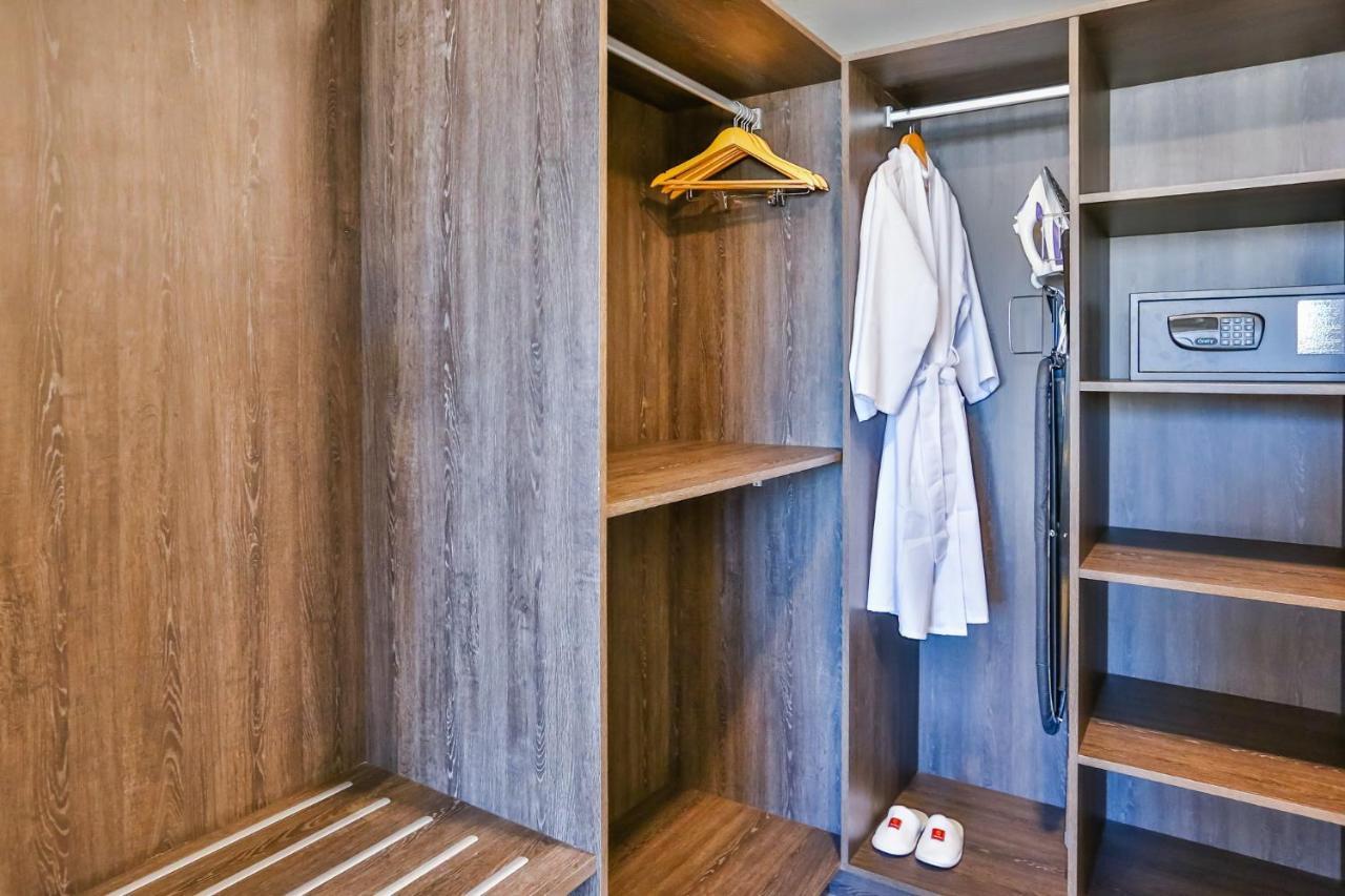 Hotel Clarion Goiânia Orion Extérieur photo A wardrobe