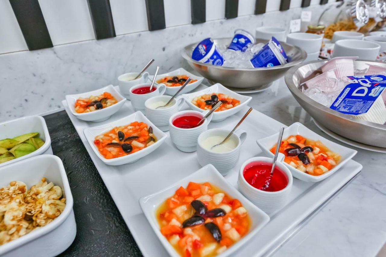 Hotel Clarion Goiânia Orion Extérieur photo A selection of fruit salad