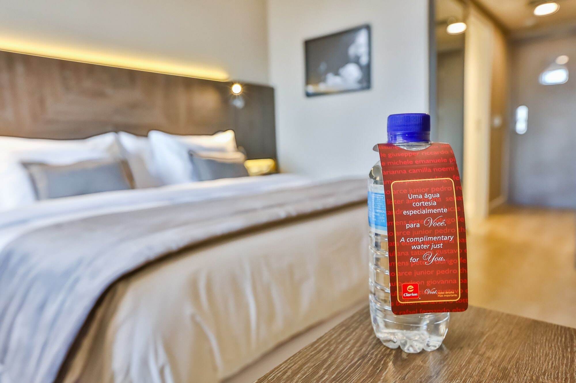 Hotel Clarion Goiânia Orion Extérieur photo A bottle of water in a hotel room