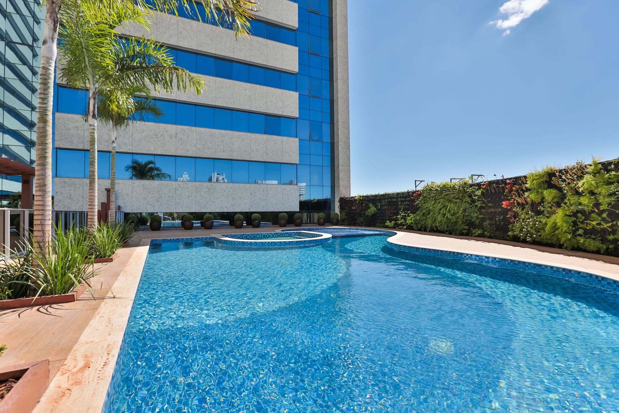 Hotel Clarion Goiânia Orion Extérieur photo The pool at the hotel